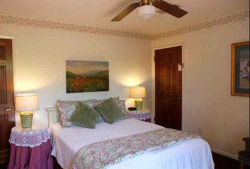 A Beach Bed & Breakfast At The Elsbree House Condo - San Diego - Chambre