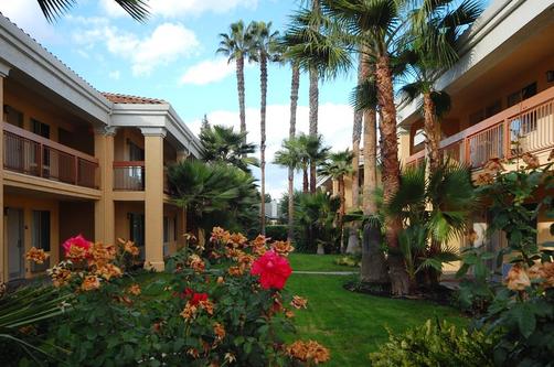 Best Western Palm Court Inn - Modesto - Bâtiment