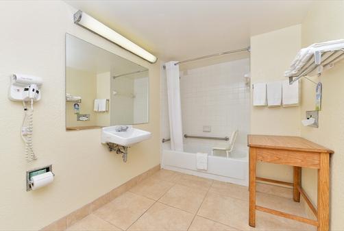 Days Inn Charlotte Northlake - Charlotte - Salle de bain