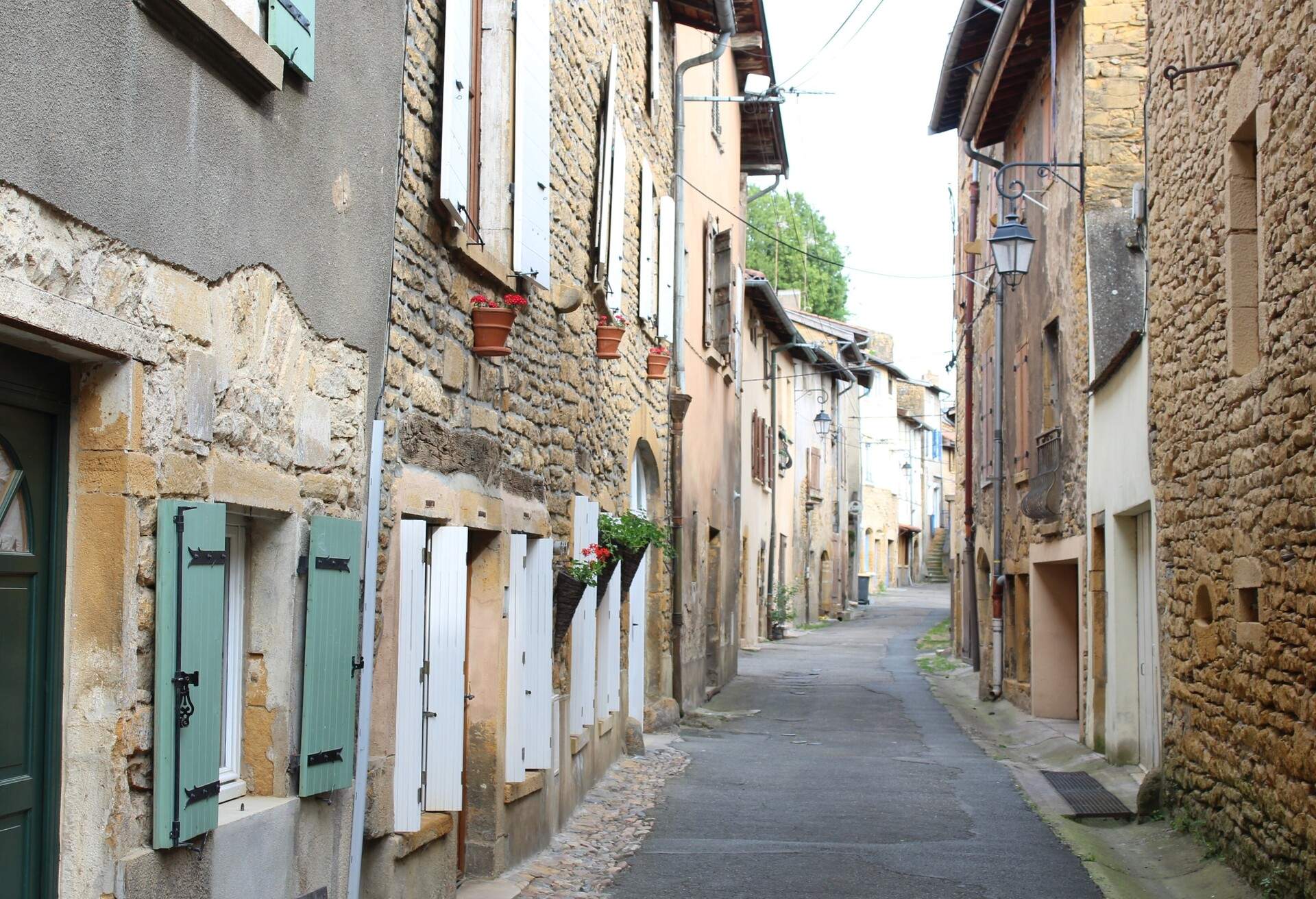 Village de Chessy les Mines - Rhône - Beaujolais - village en pierres dorées avec sa charmante église