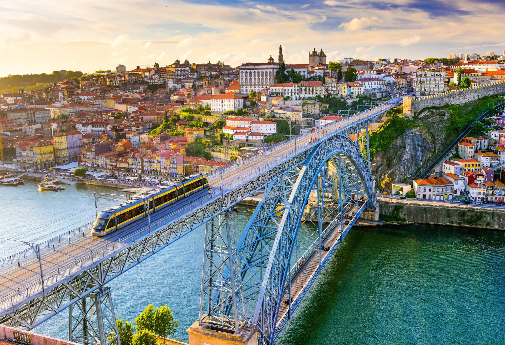 Paysage urbain du Portugal sur le fleuve Douro et le pont Louis Ier.
