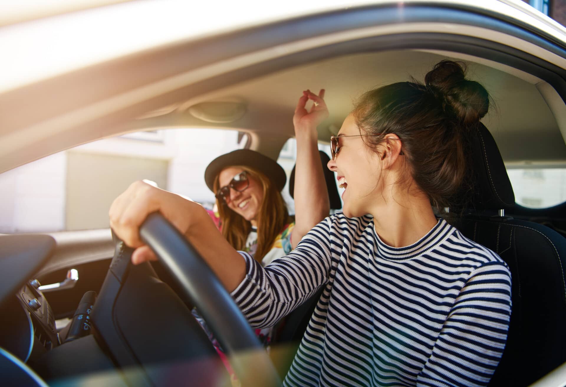 Des amis qui s'amusent pendant leur road trip.