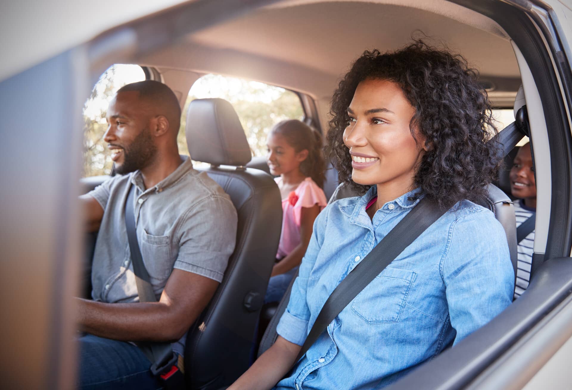 Des amis qui s'amusent pendant leur road trip.