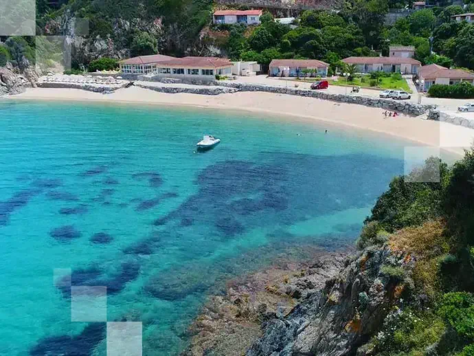 Découvrez ce petit coin de paradis et appréciez la beauté de la Corse, les pieds dans l'eau.