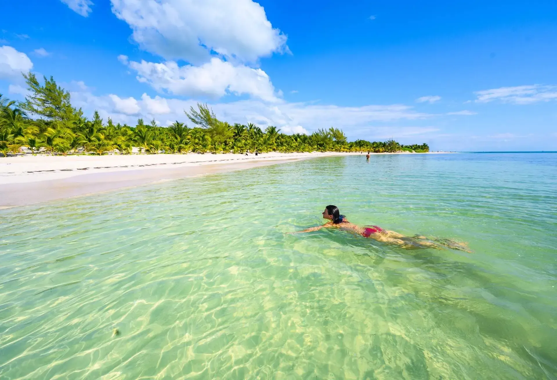 Vue ensoleillée de Playa del Carmen, avec des plages de sable blanc et des eaux turquoise au Mexique.