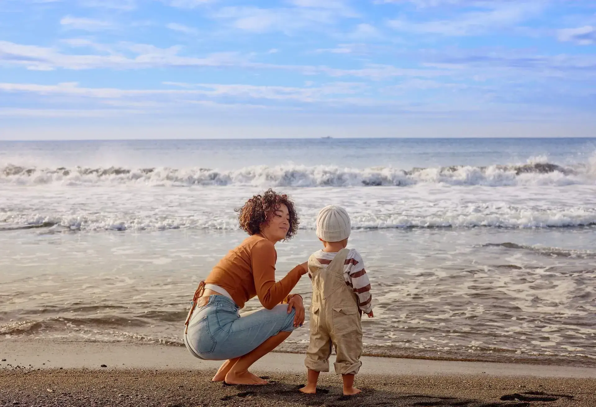 FAMILY_MOTHER_KID_BEACH_SEA