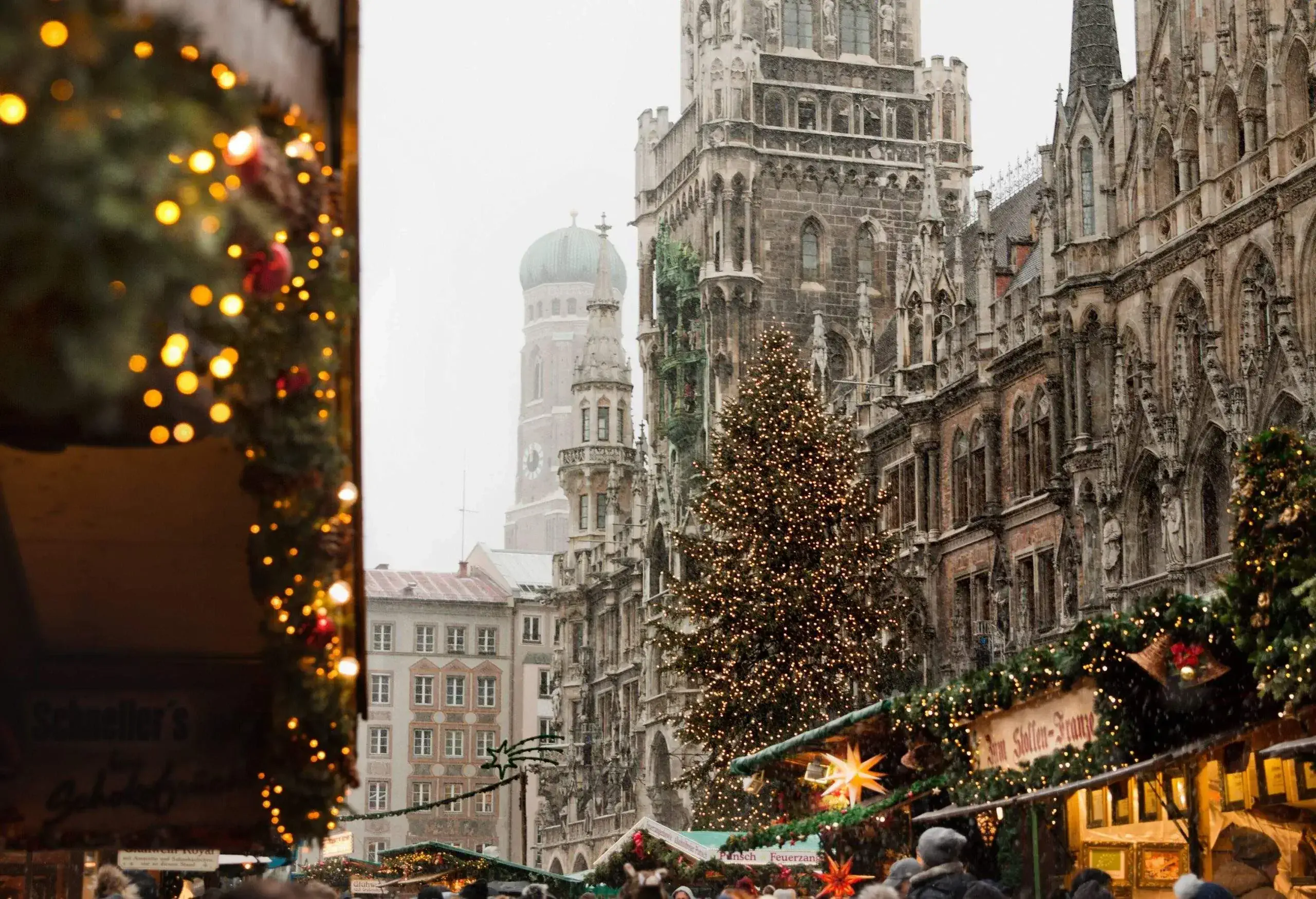 Façade de la nouvelle mairie de Munich avec une architecture néo-gothique devant le marché de Noël.