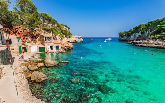 Eaux turquoises à Majorque, une destination de vacances pour les jeunes