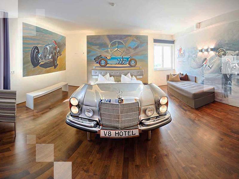 Voitures, clés, roues, graisse...tout est en rapport avec le monde automobile au V8 Hotel