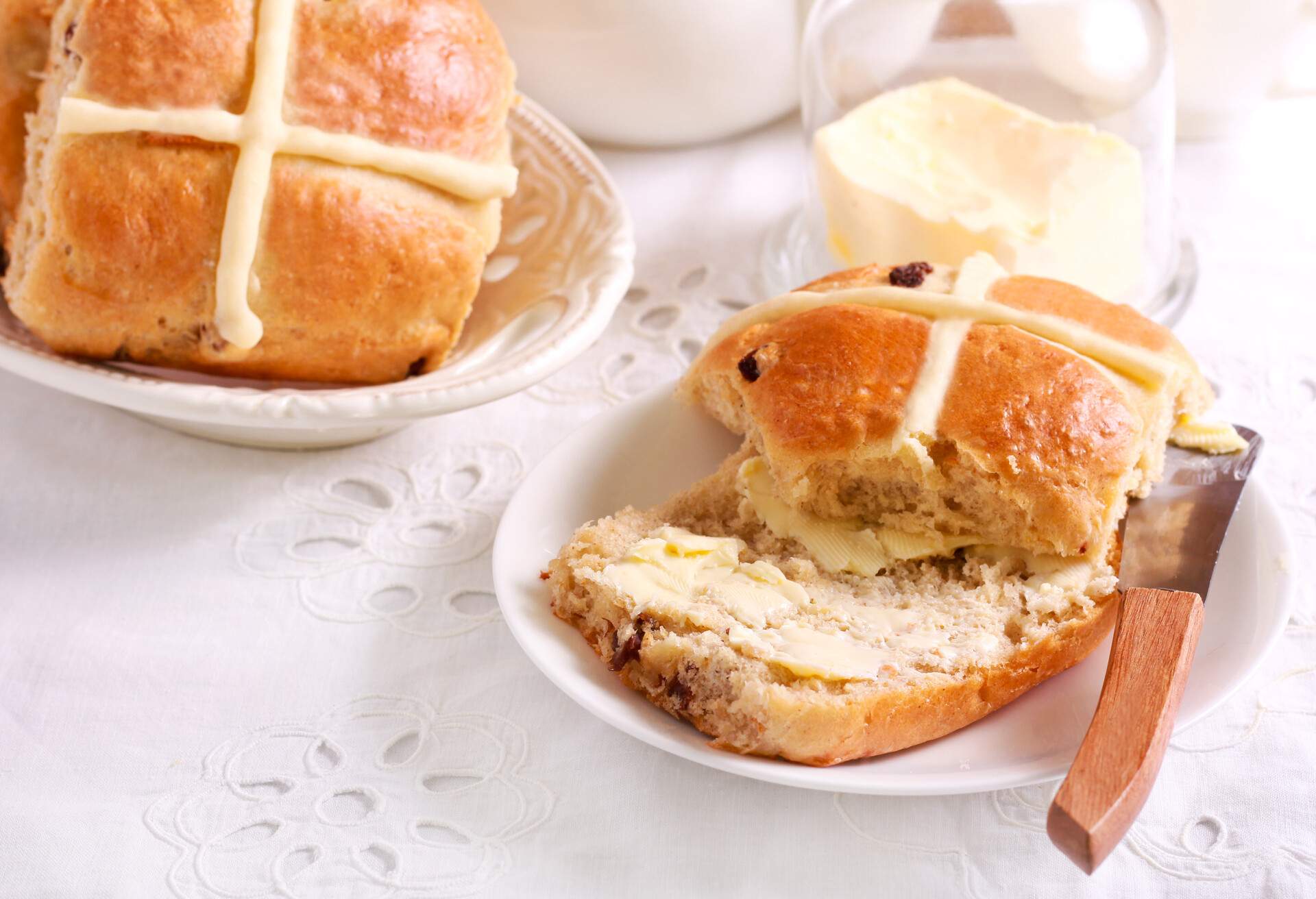 THEME_FOOD_BRITISH_HOT_CROSS_BUNS_GettyImages-920356838
