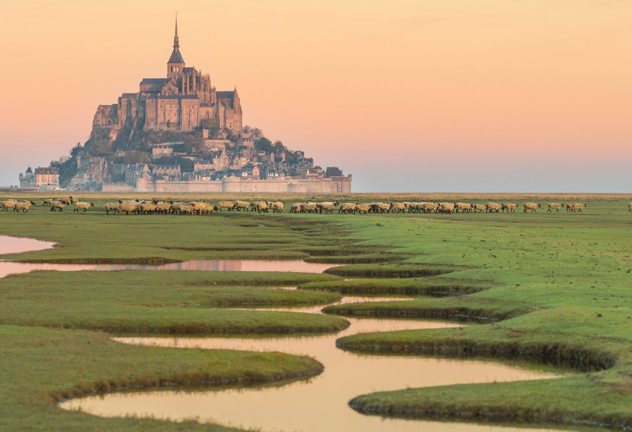 dest_france_mont_saint_michel_gettyimages-646960680_universal_within-usage-period_85197