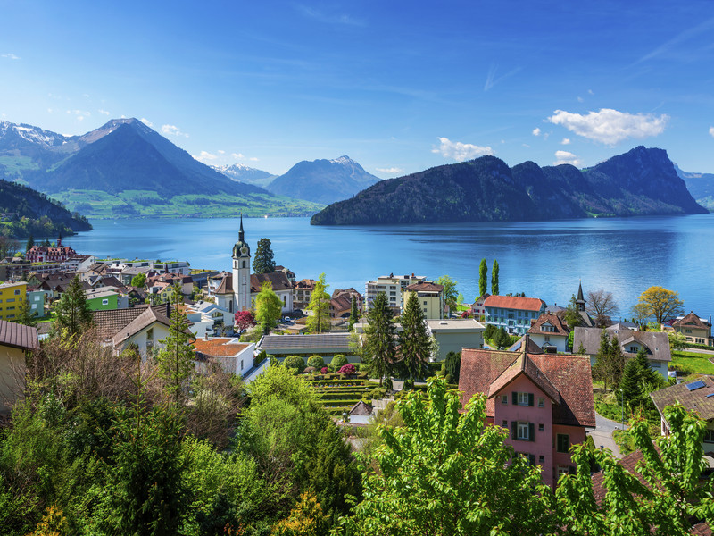 Vu sur Interlaken et son lac, avec les montagnes en arrière-plan. La Suisse, une destination idéale pour les vacances d'été
