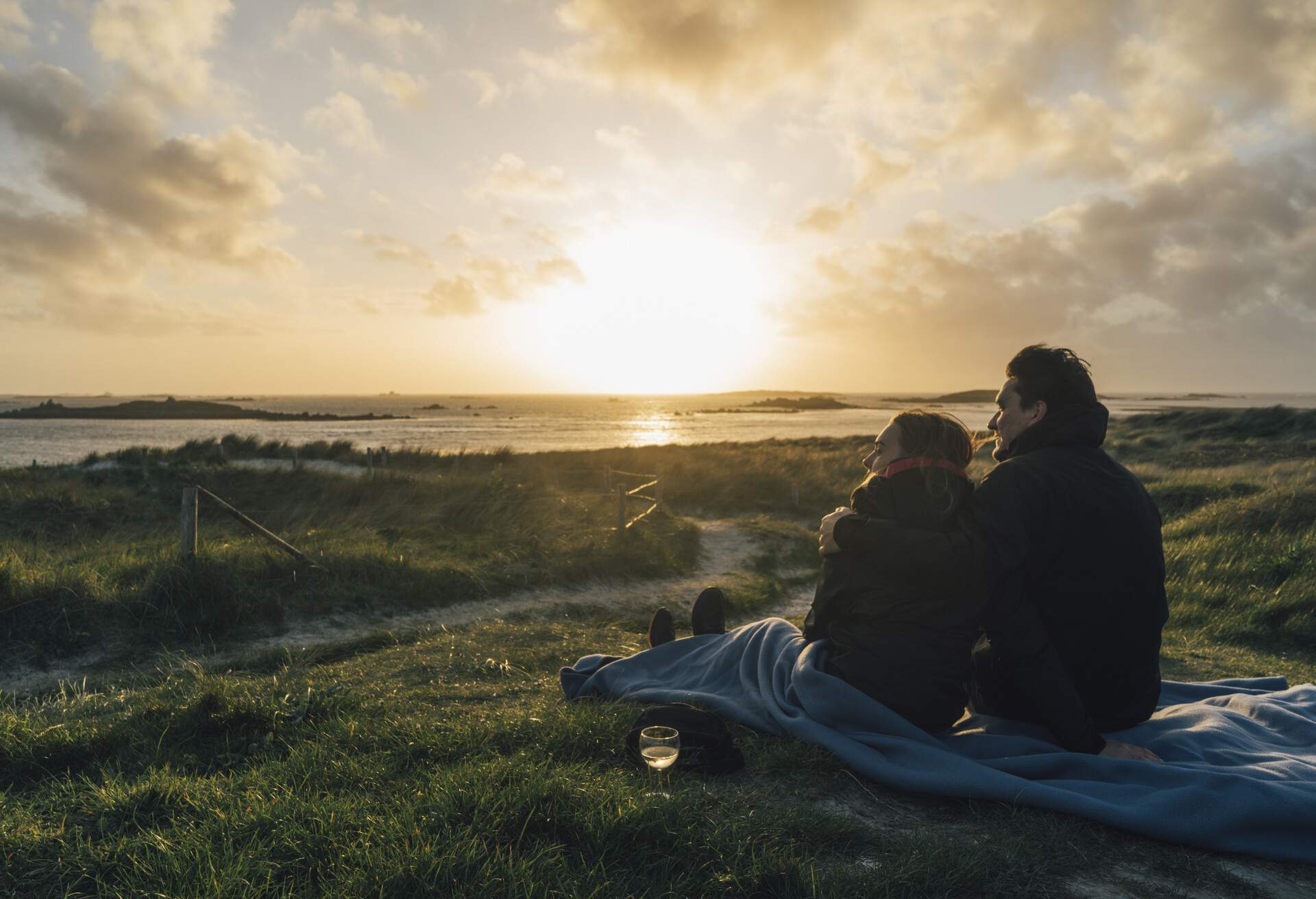 dest_france_brittany_landeda_theme_couple_sunset_people_gettyimages