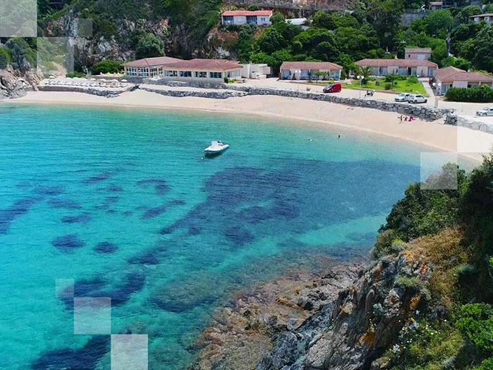 Découvrez ce petit coin de paradis et appréciez la beauté de la Corse, les pieds dans l'eau.