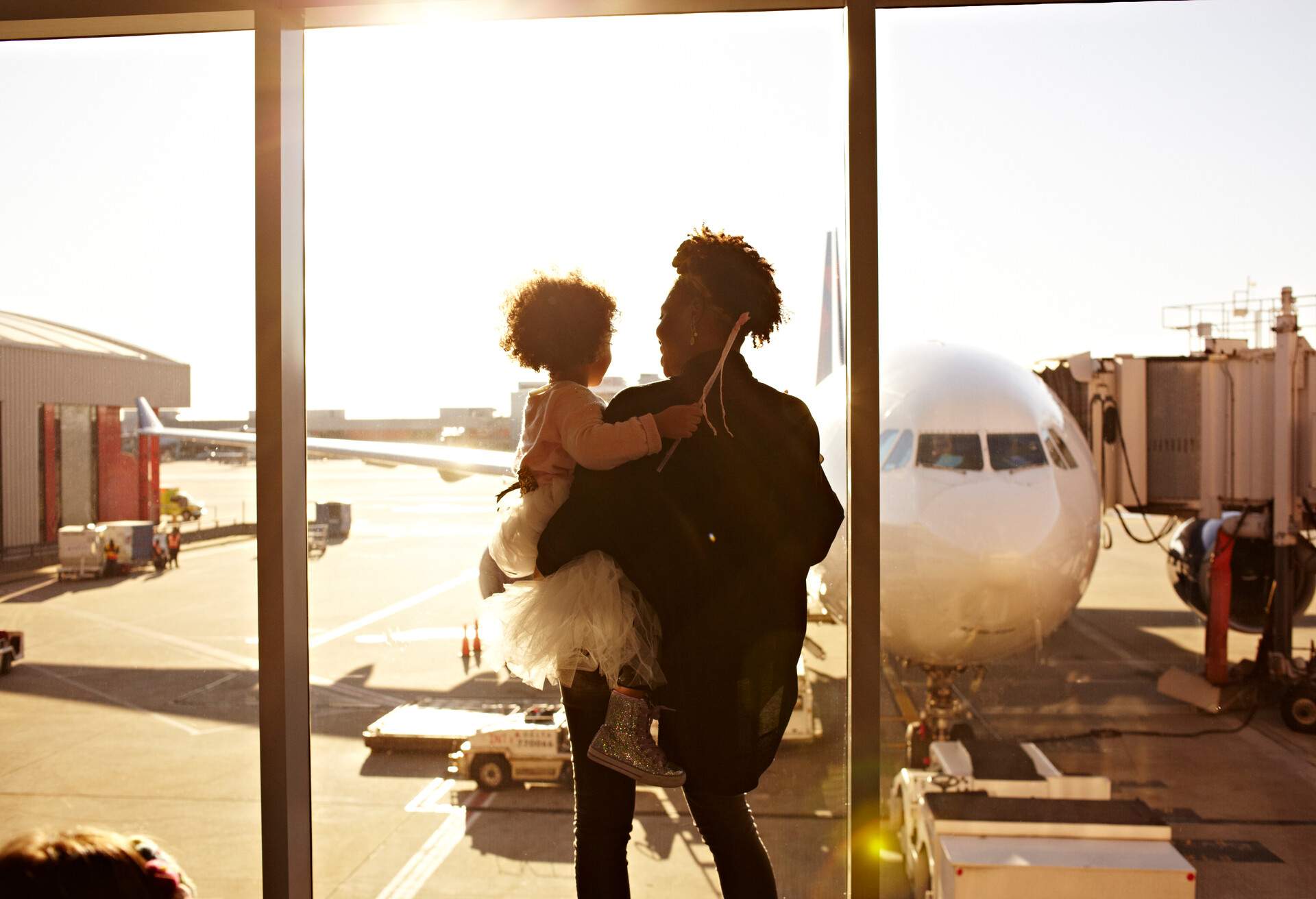 THEME_PEOPLE_MOTHER_DAUGHTER_FLIGHT_AIRPORT_GettyImages-181215249