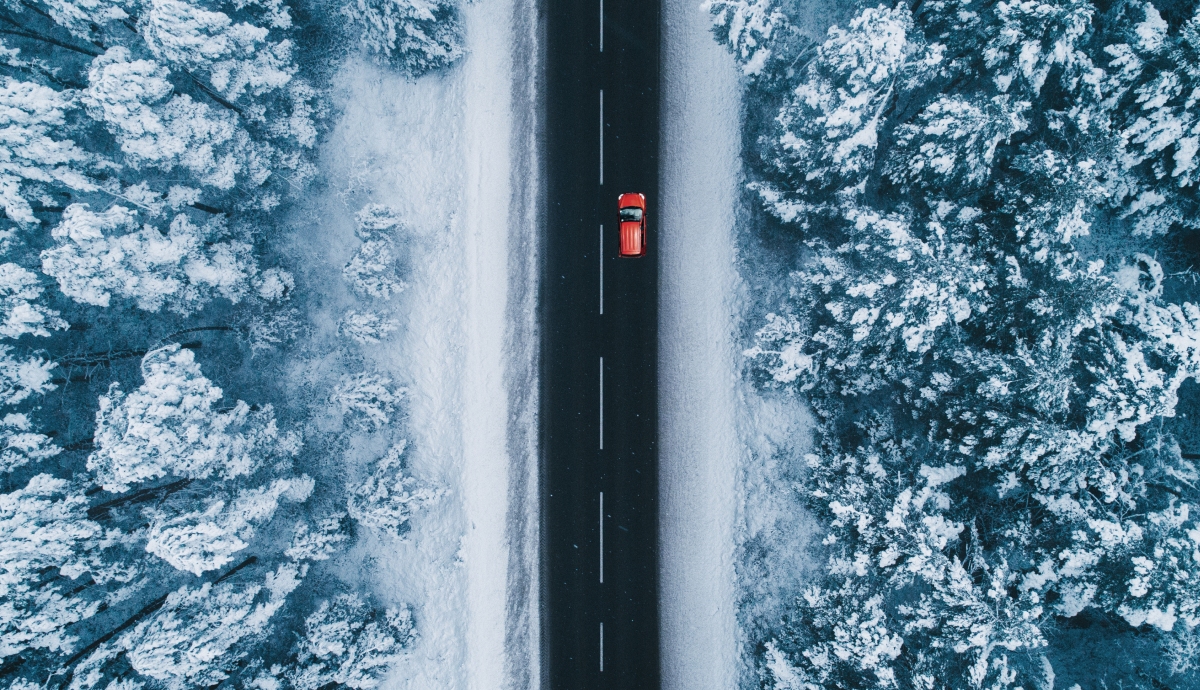 Louer une voiture en hiver : neige, sol accidenté et froid