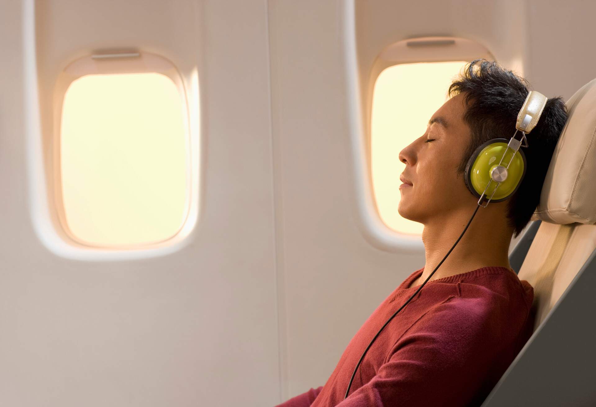 AIRPLANE_AIRLINE_PERSON_HEADPHONES_INFLIGHT