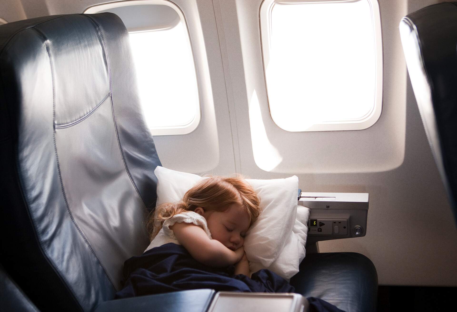 PEOPLE_KID_GIRL_SLEEPING_AIRPLANE_SEAT