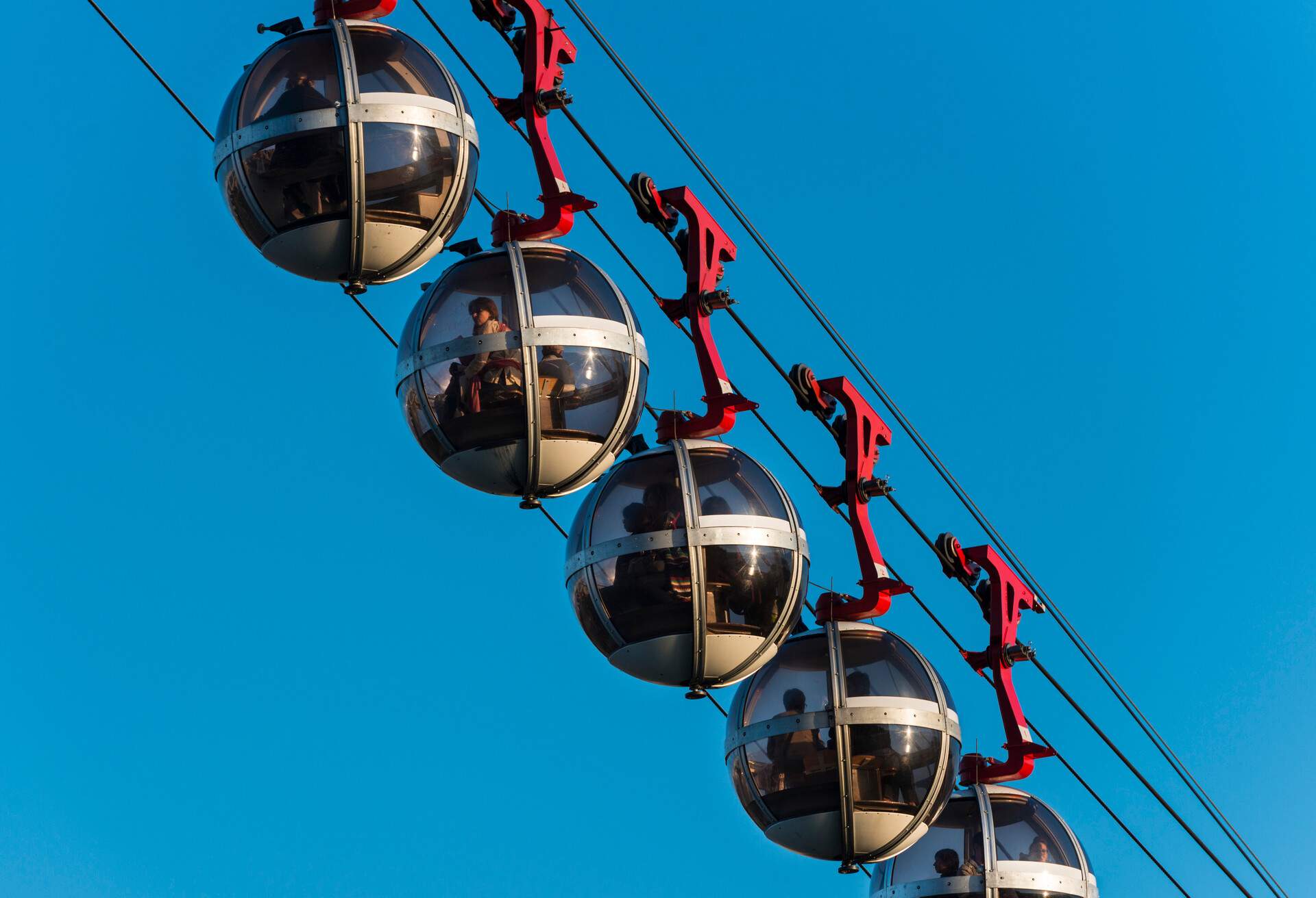 DEST_FRANCE_GRENOBLE_THEME_PEOPLE_ATTRACTION_CABLE-CAR-GettyImages-522247196