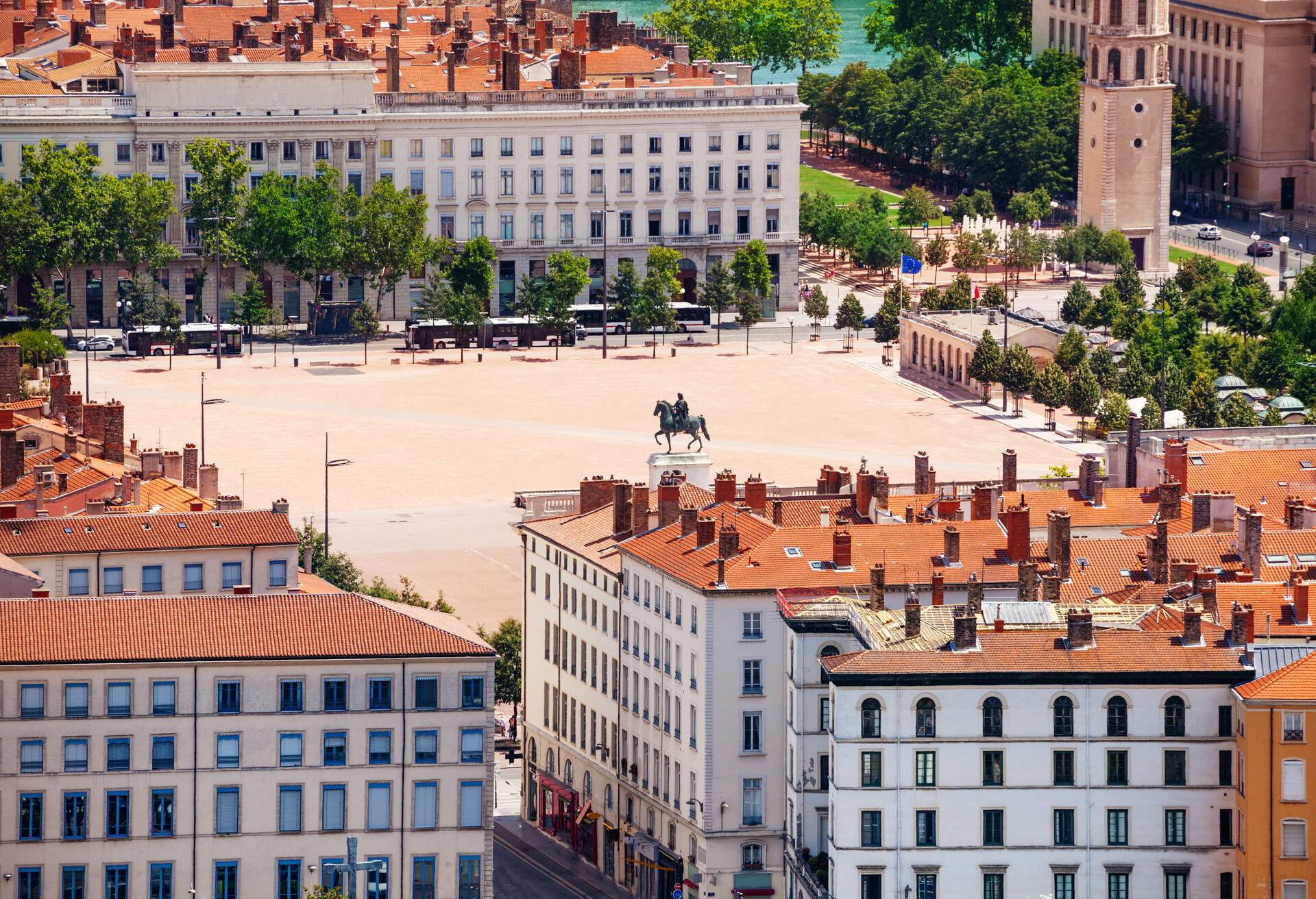 DEST_FRANCE_LYON_Place-Bellecour_shutterstock-portfolio_1128438119-1.jpg