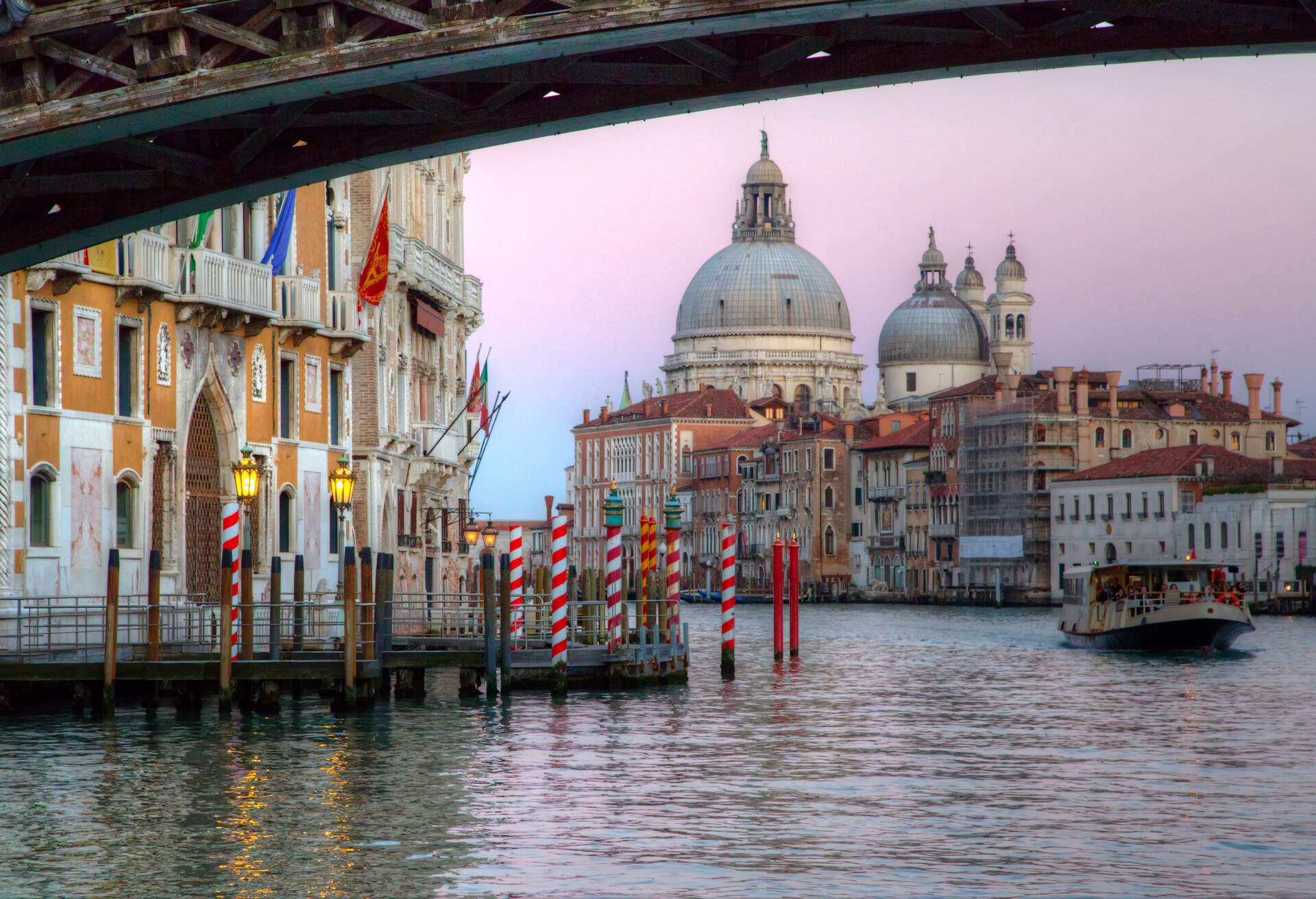 DEST_ITALY_VENICE_ACADEMY_BRIDGE_GRAND_CANAL_GettyImages-484070497