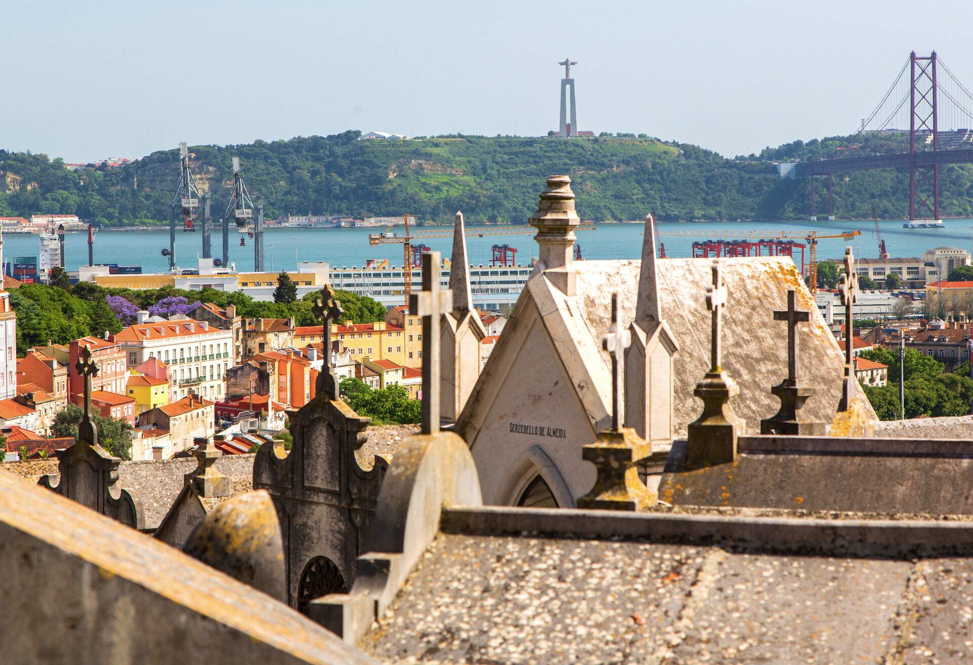 DEST_PORTUGAL_LISBON_PRAZERES_CEMETERY_GettyImages-914750506