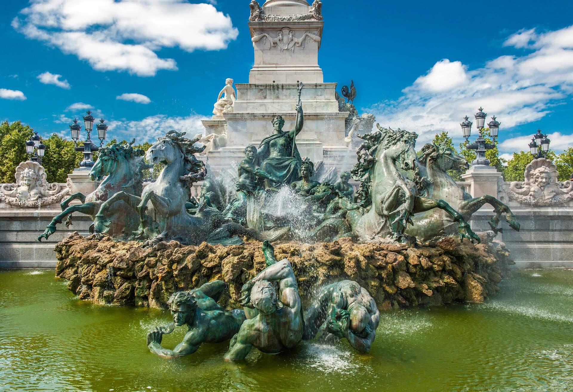 DEST_FRANCE_BORDEAUX_ESPLANADE-DES-QUINCONCES-GettyImages-1072550960