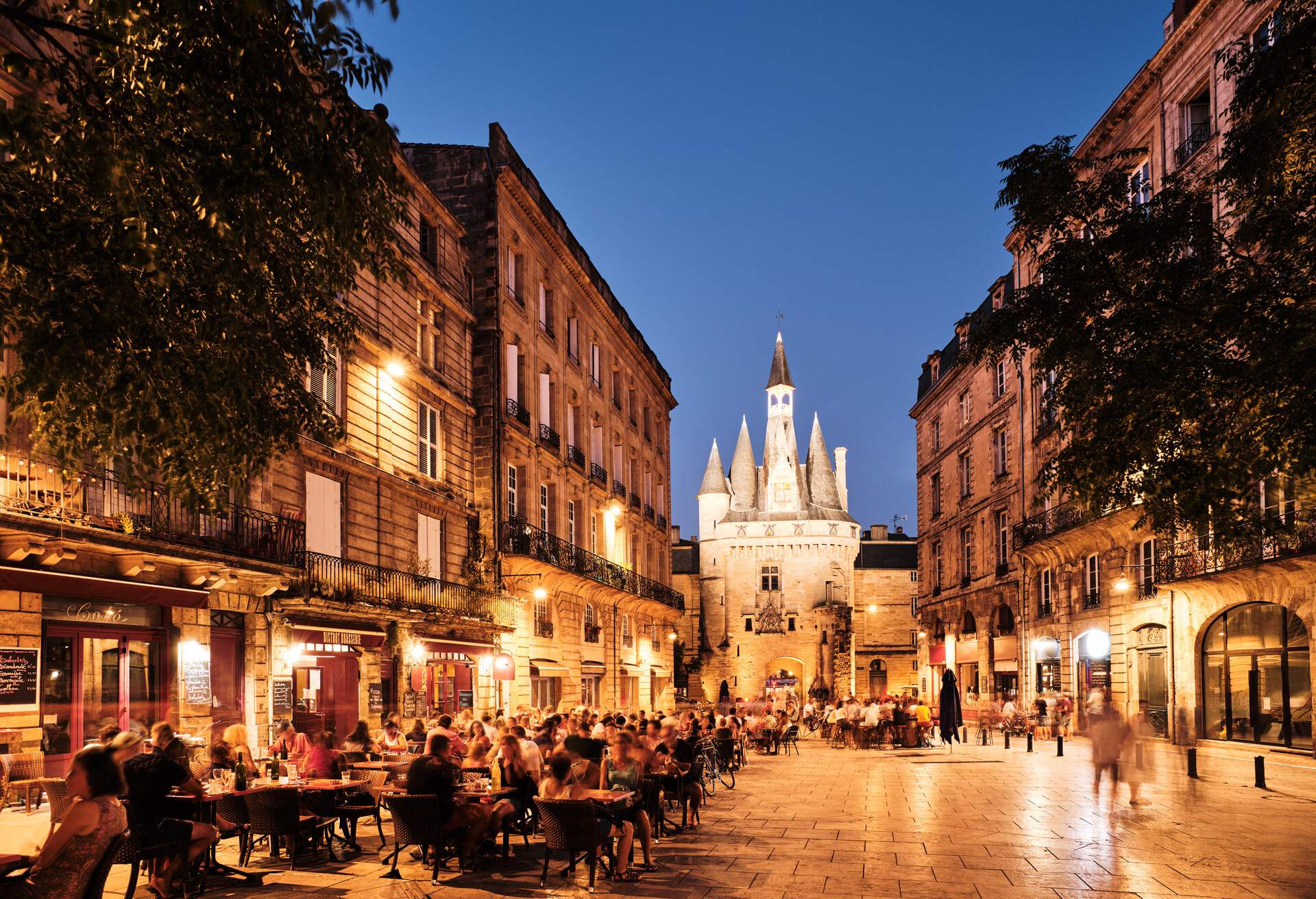 DEST_FRANCE_BORDEAUX_theme_RESTAURANT_NIGHTLIFE_GettyImages-1280941137