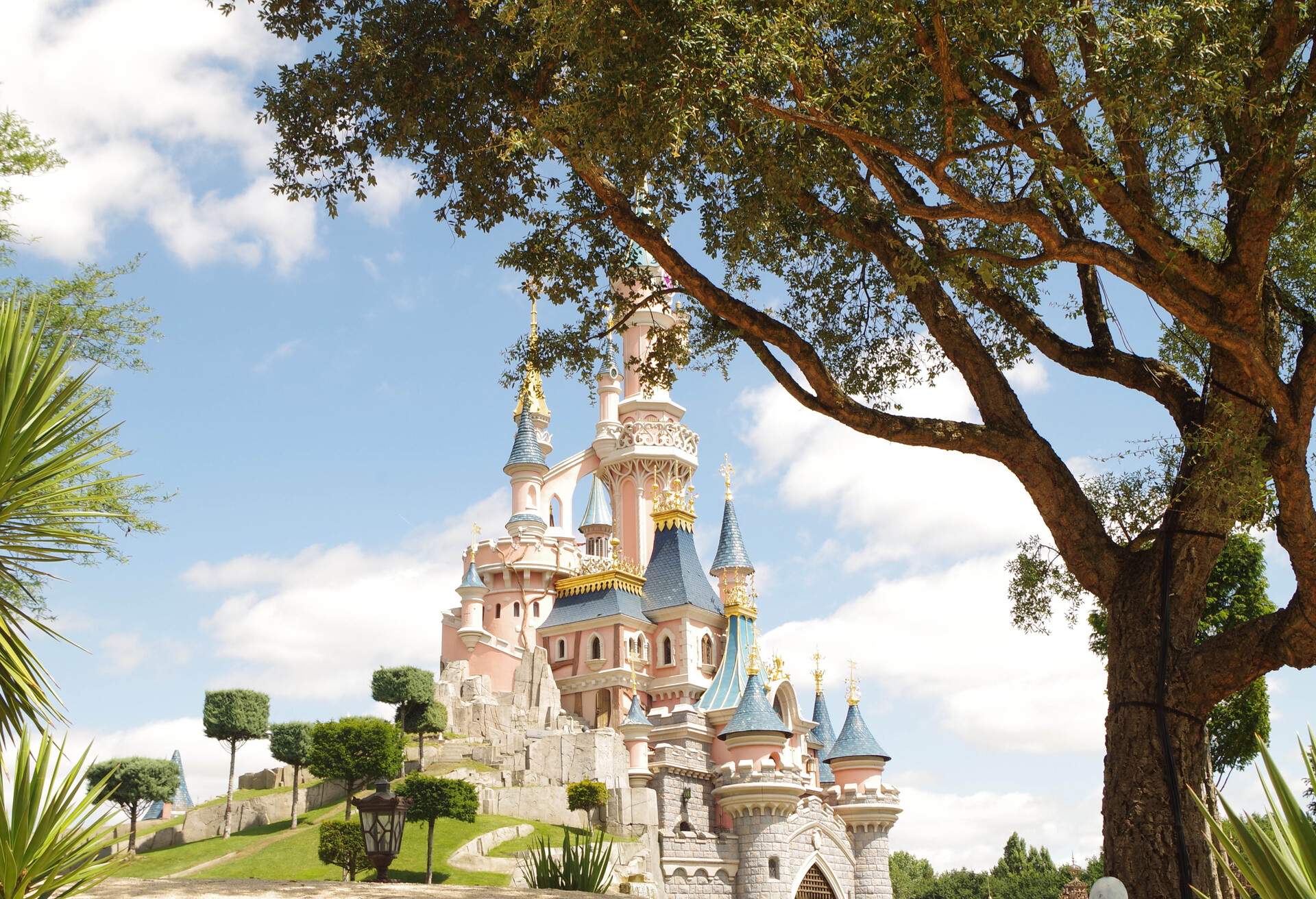 DEST_FRANCE_QUINCY-VOISINS_DISNEYLAND-PARK_shutterstock-portfolio_1360097162