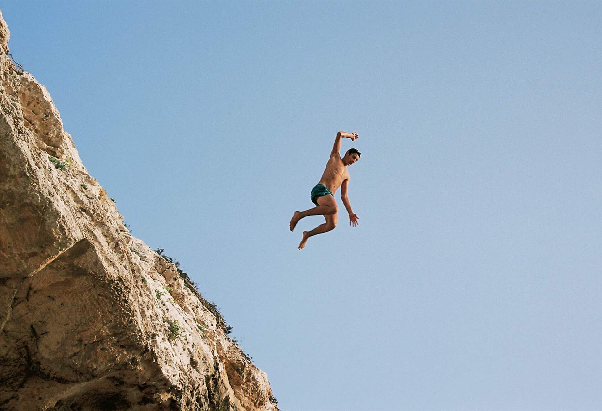 BEACH-JUMP-SEA