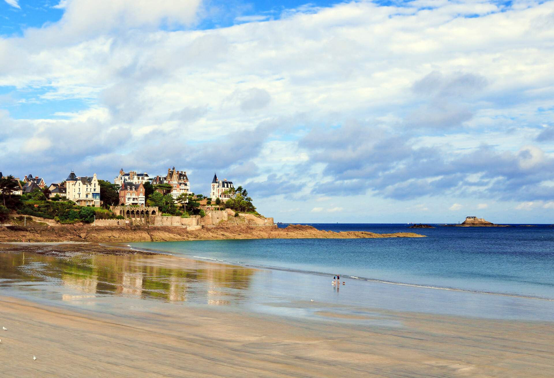 DEST_FRANCE_DINARD-THEME_BEACH_GettyImages-1060095206