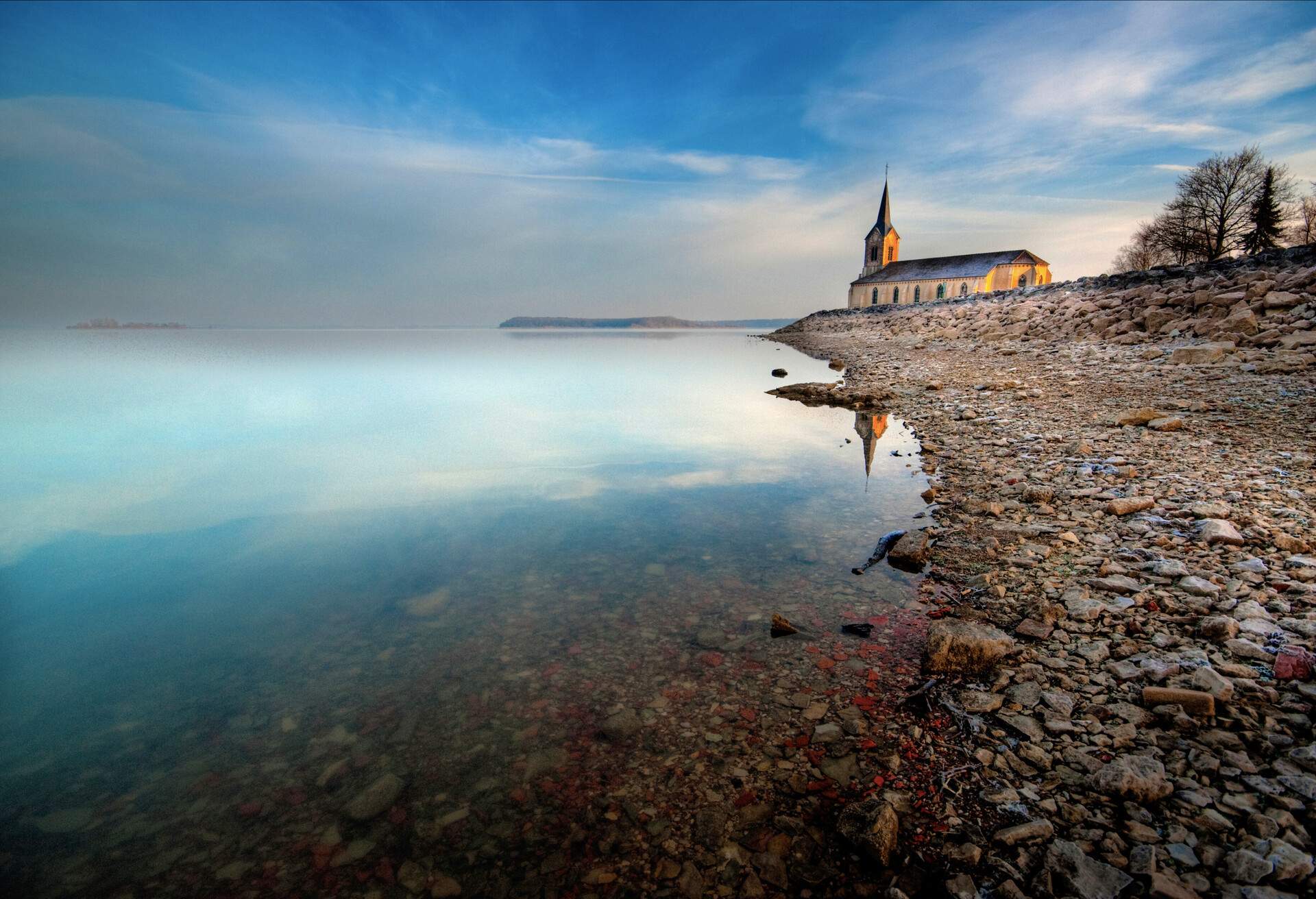 DEST_FRANCE_Der-Chantecoq-Lake_GettyImages-110957785