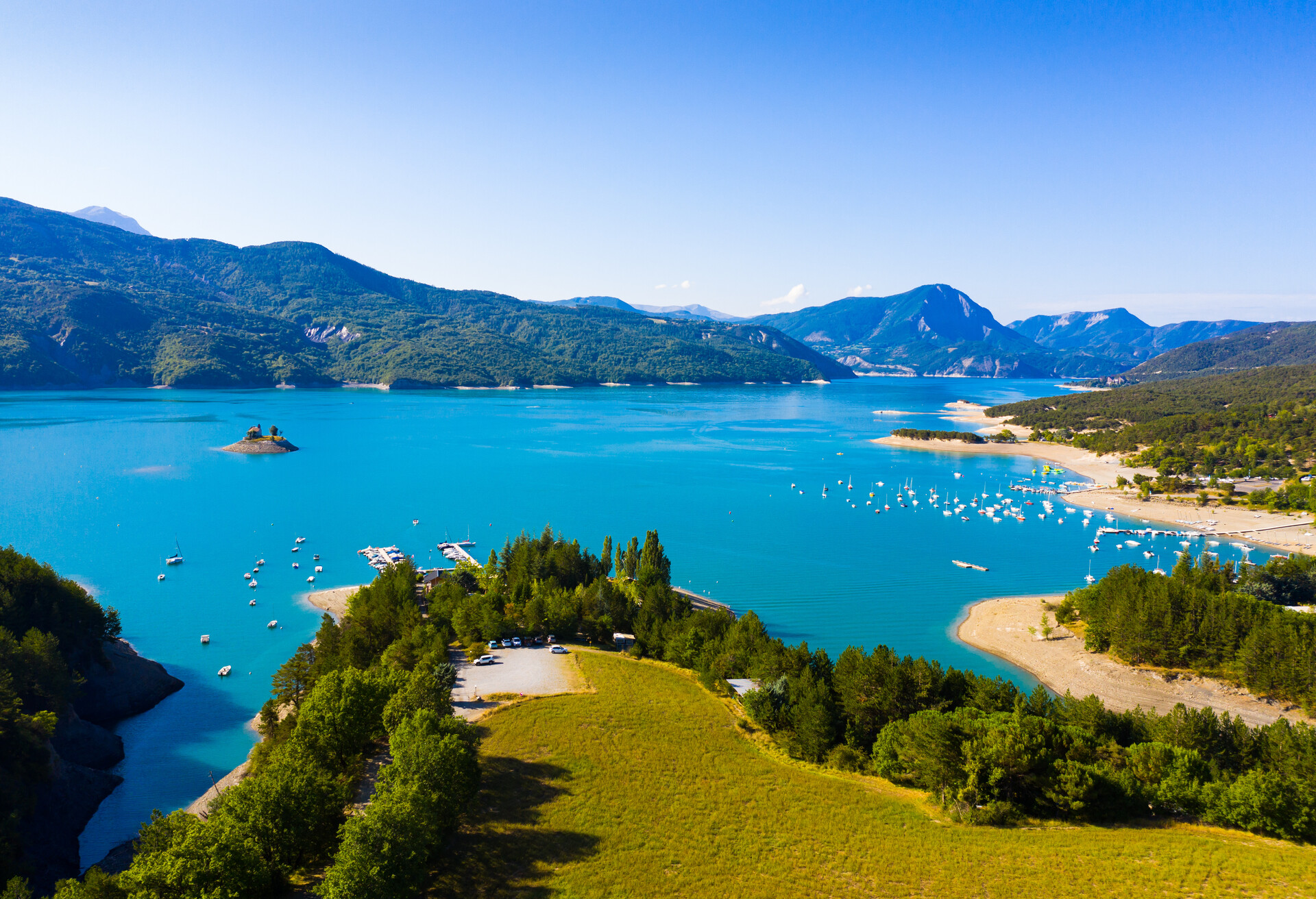 DEST_FRANCE_Serre-Ponçon-lake_GettyImages-1276539962