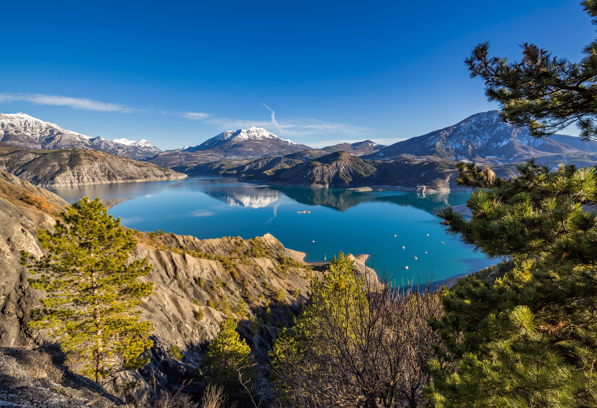 DEST_FRANCE_Serre-Ponçon-lake_GettyImages-618726170