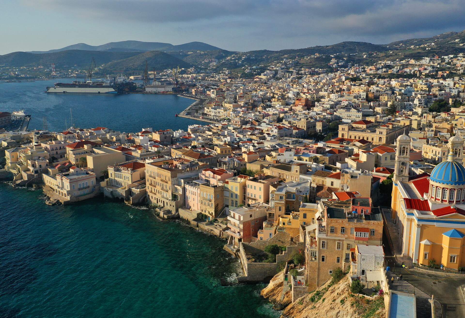 DEST_GREECE_SYROS-ERMOUPOLI_ERMOUPOLI_shutterstock-portfolio_1573715029