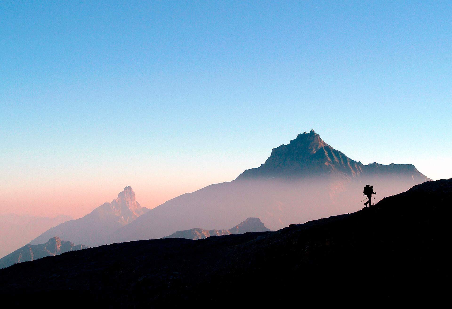 DEST_ITALY_ALPS_GRAN-PARADISO-NATIONAL-PARK_THEME_HIKING_GettyImages-1159283766