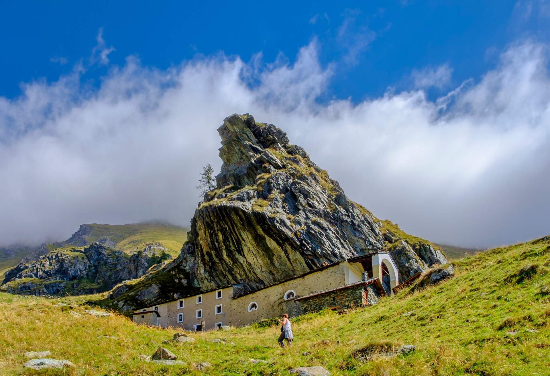 DEST_ITALY_ALPS_GRAN-PARADISO-NATIONAL-PARK_THEME_HIKING_GettyImages-936559726