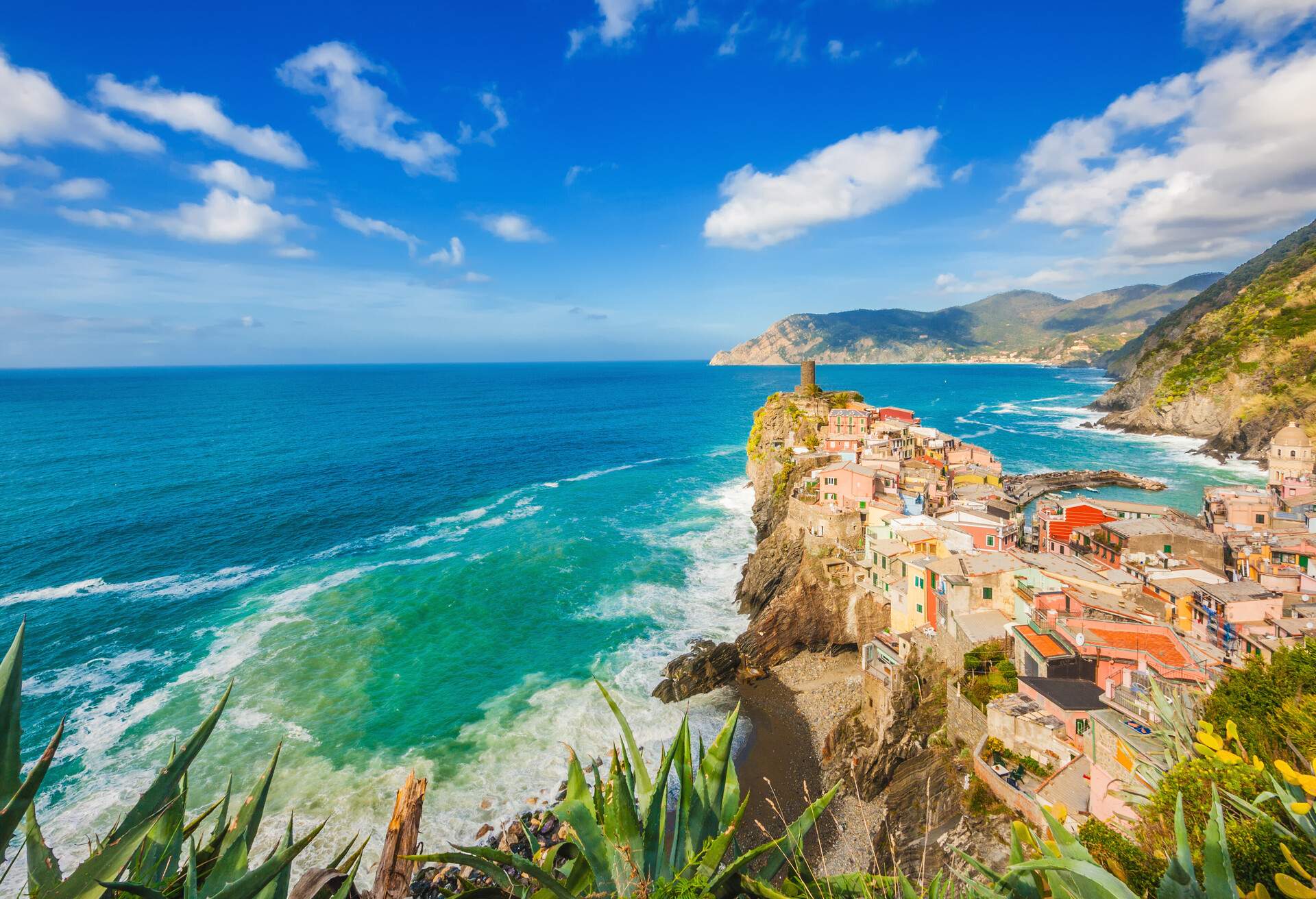 DEST_ITALY_LIGURIA_CINQUE TERRE_shutterstock-premier_273068147