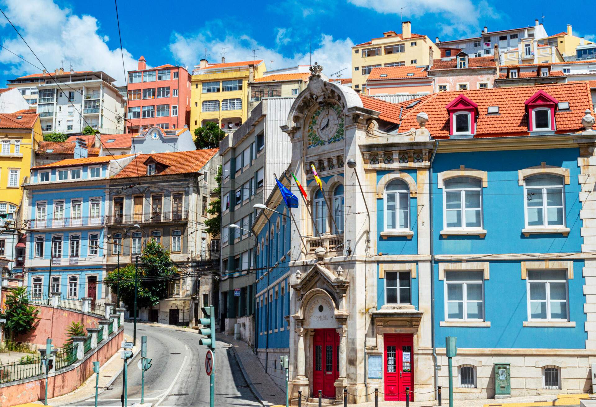 Two cathedrals, thirteen museums and one of the most impressive universities in Europe, this is the view offered by Coimbra to the spectator who contemplates it from the banks of the Mondego river. The city hosts a heritage of great architectural and cultural value, which reflects not only its long history but also that of the country.