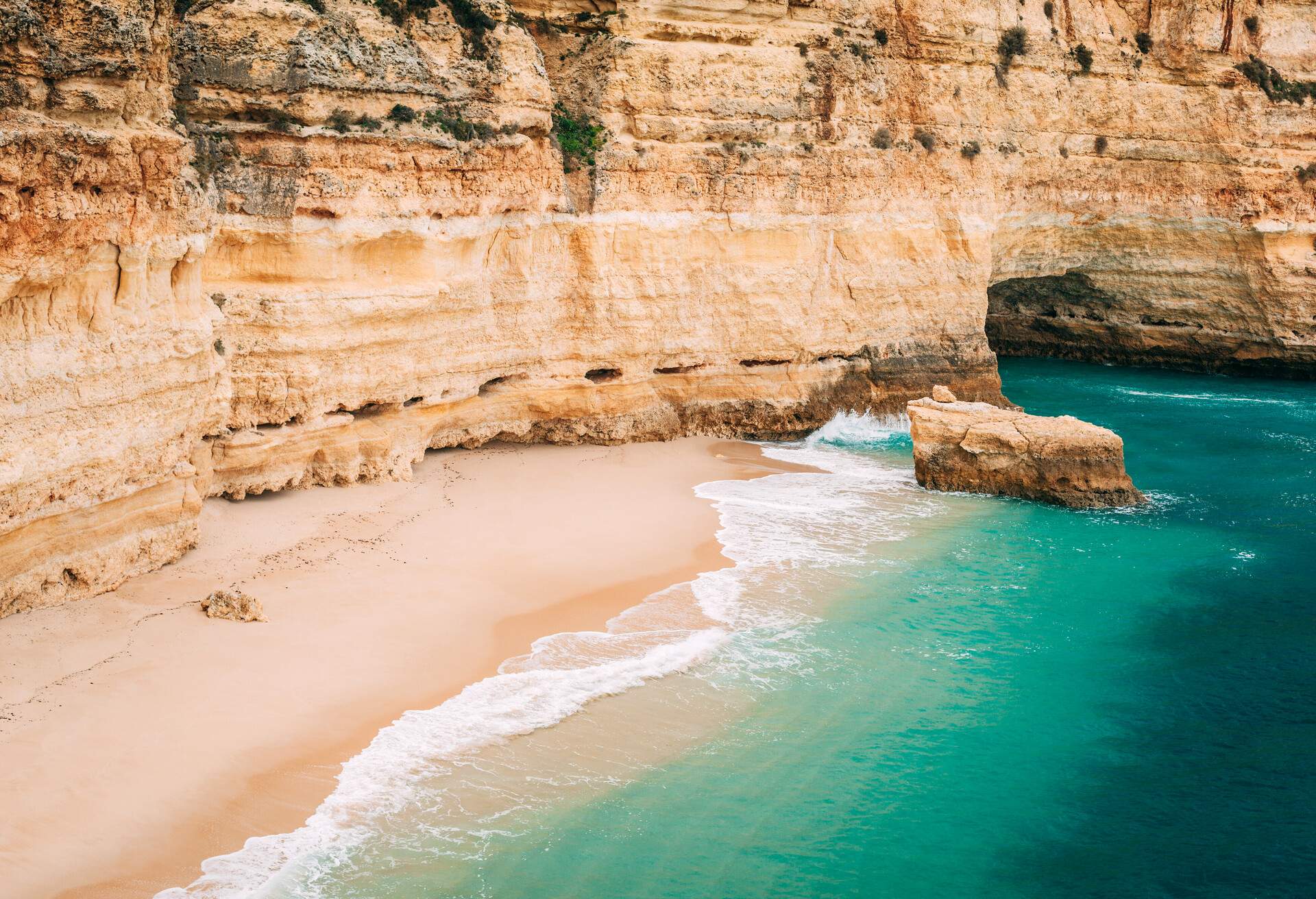 DEST_PORTUGAL_FARO_ARMACAO DE PERA_PRAIA DA MARINHA_GettyImages-464437040