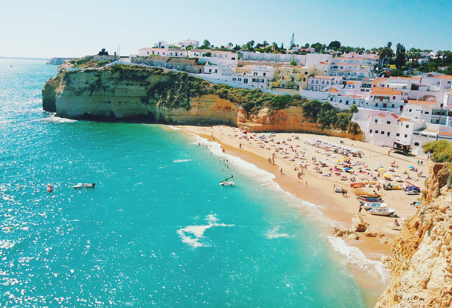 DEST_PORTUGAL_FARO_PRAIA DO CARVOEIRO_GettyImages-569193429