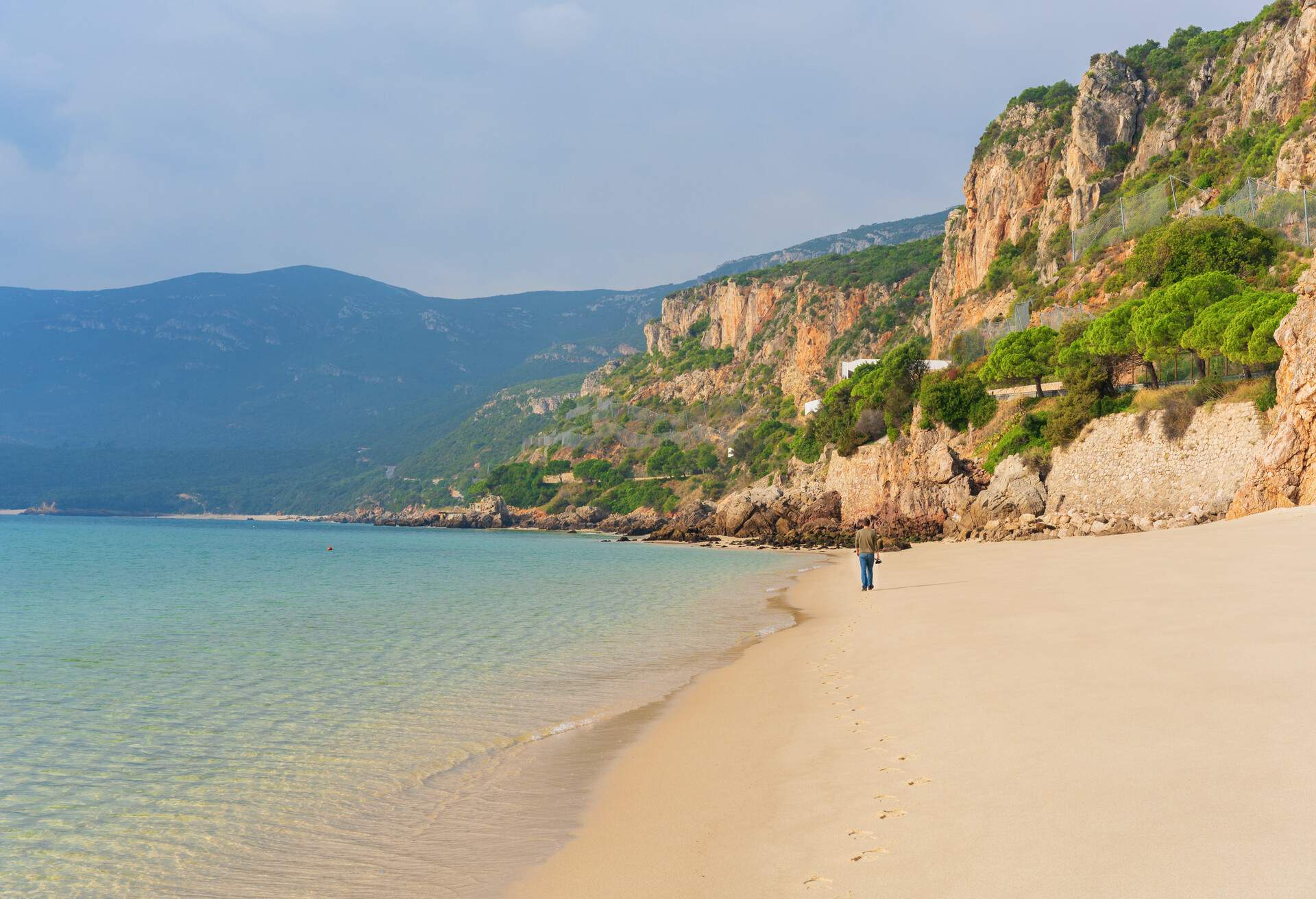 DEST_PORTUGAL_SETUBAL_Figueirinha-beach_GettyImages-1283666856