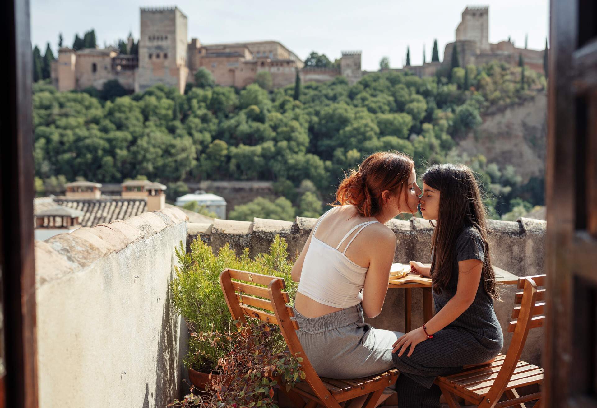 DEST_SPAIN_GRANADA_ALHAMBRA_THEME_FAMILY_GettyImages-1284728626