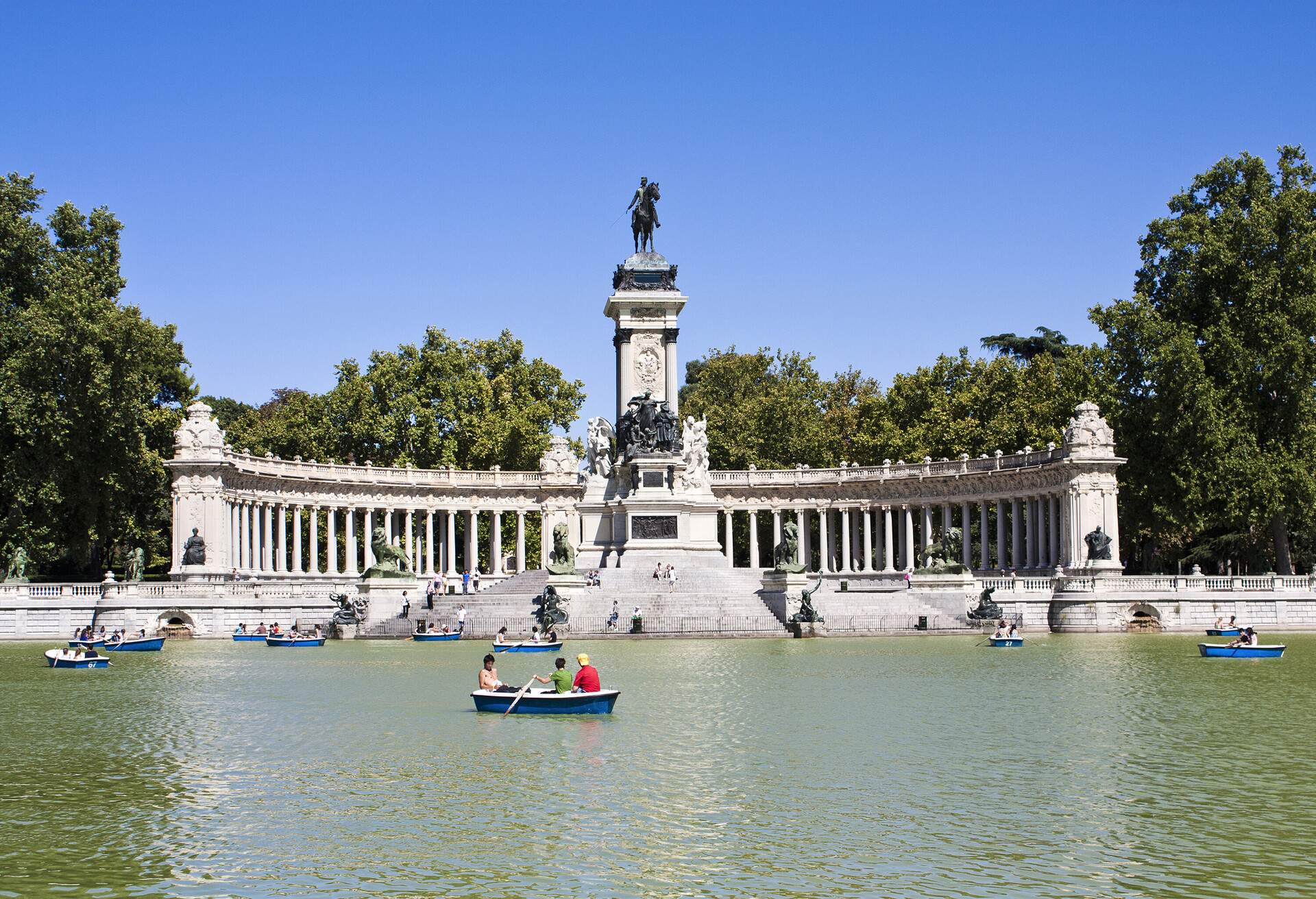 DEST_SPAIN_MADRID_BUEN RETIRO PARK_shutterstock-premier_100705216