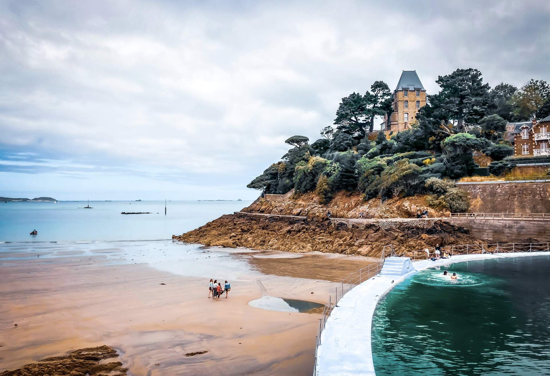 DEST_FRANCE_DINARD_BEACH_GettyImages-1332641178