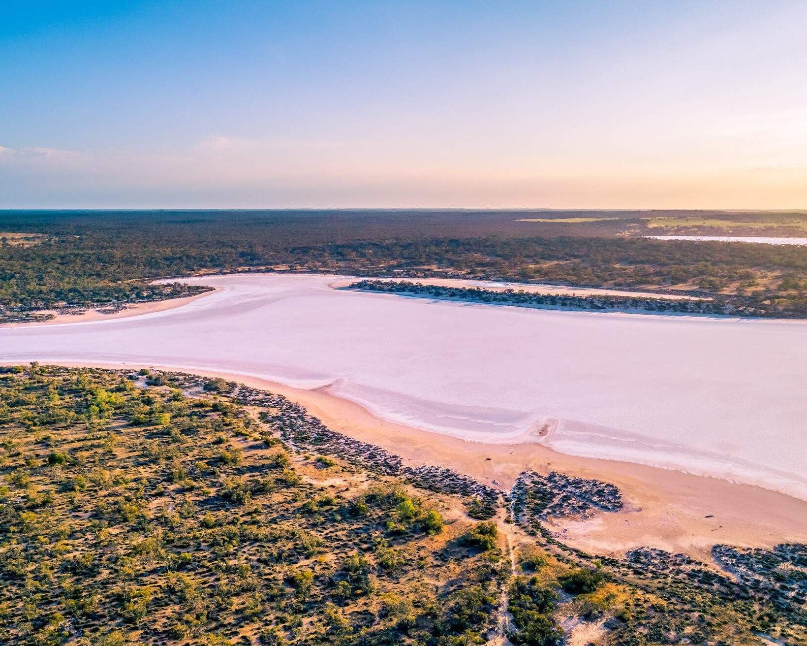 7 superbes destinations pour voir un lac rose en Australie | KAYAK