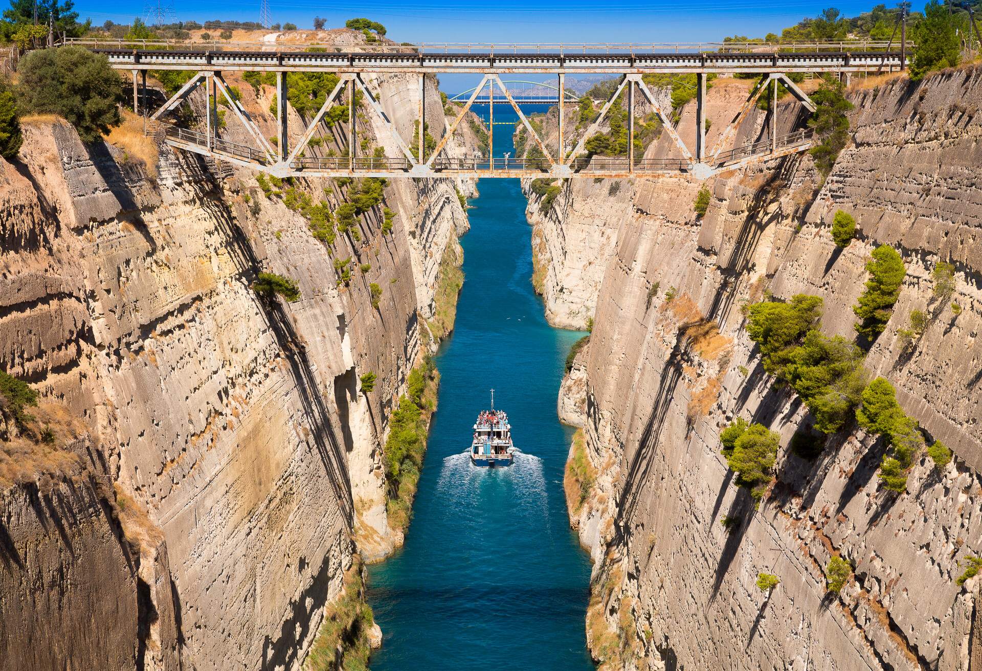 DEST_GREECE_PELOPONNESE_CORINTH-STRAIT-CANAL_GettyImages-463092195