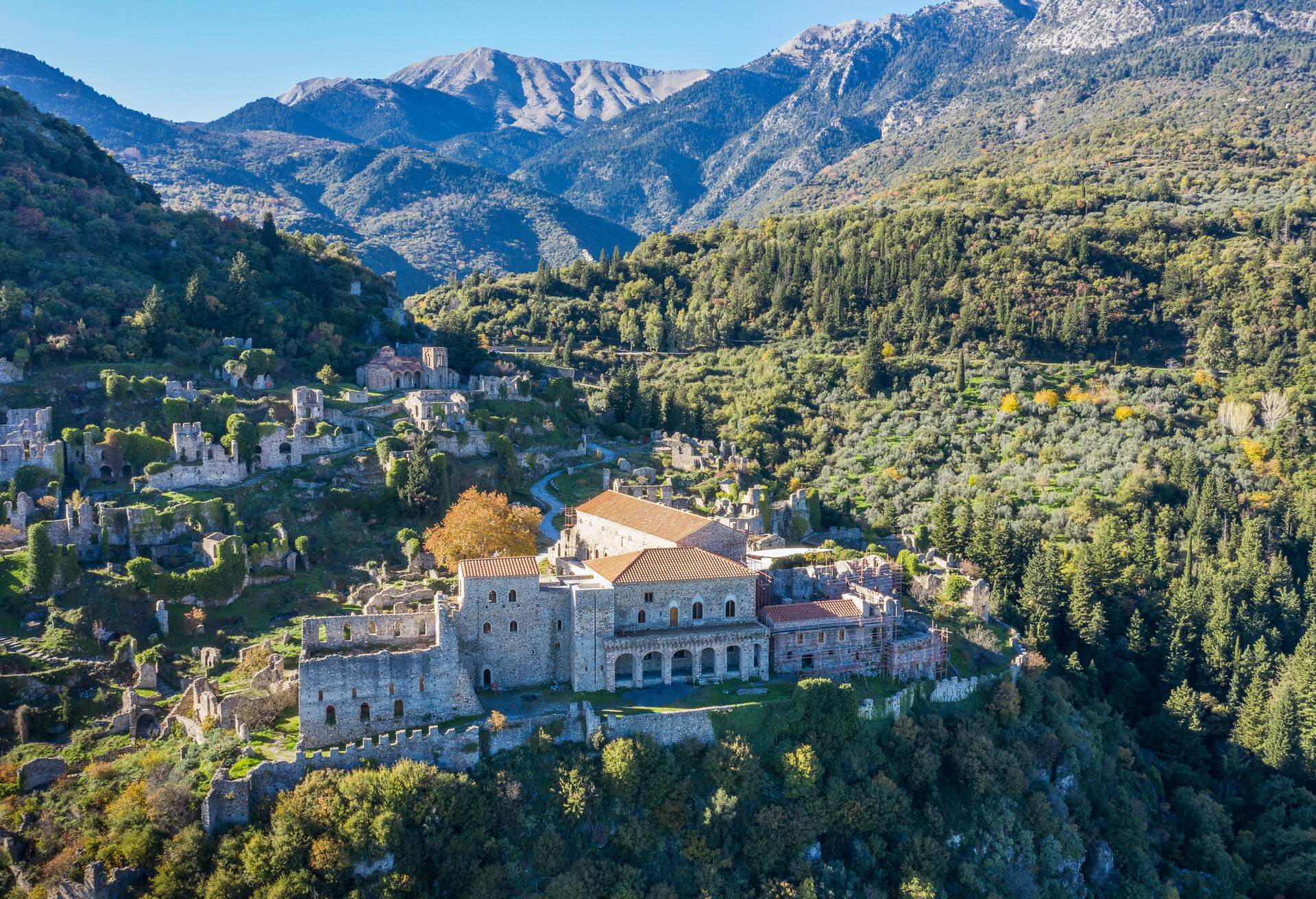 DEST_GREECE_PELOPONNESE_MYSTRAS_GettyImages-1124564979