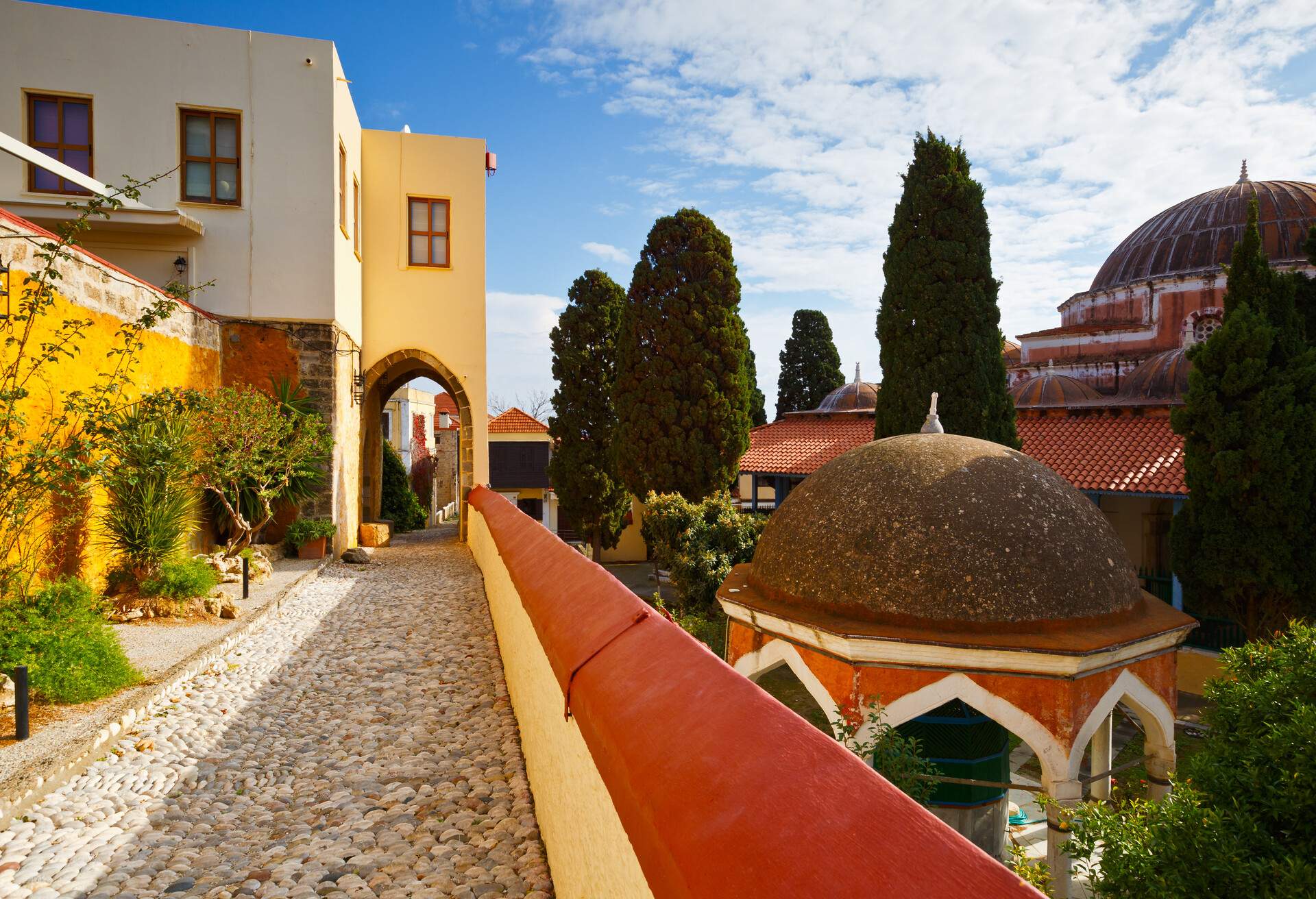 DEST_GREECE_RHODES_OLD_TOWN_GettyImages-902846508