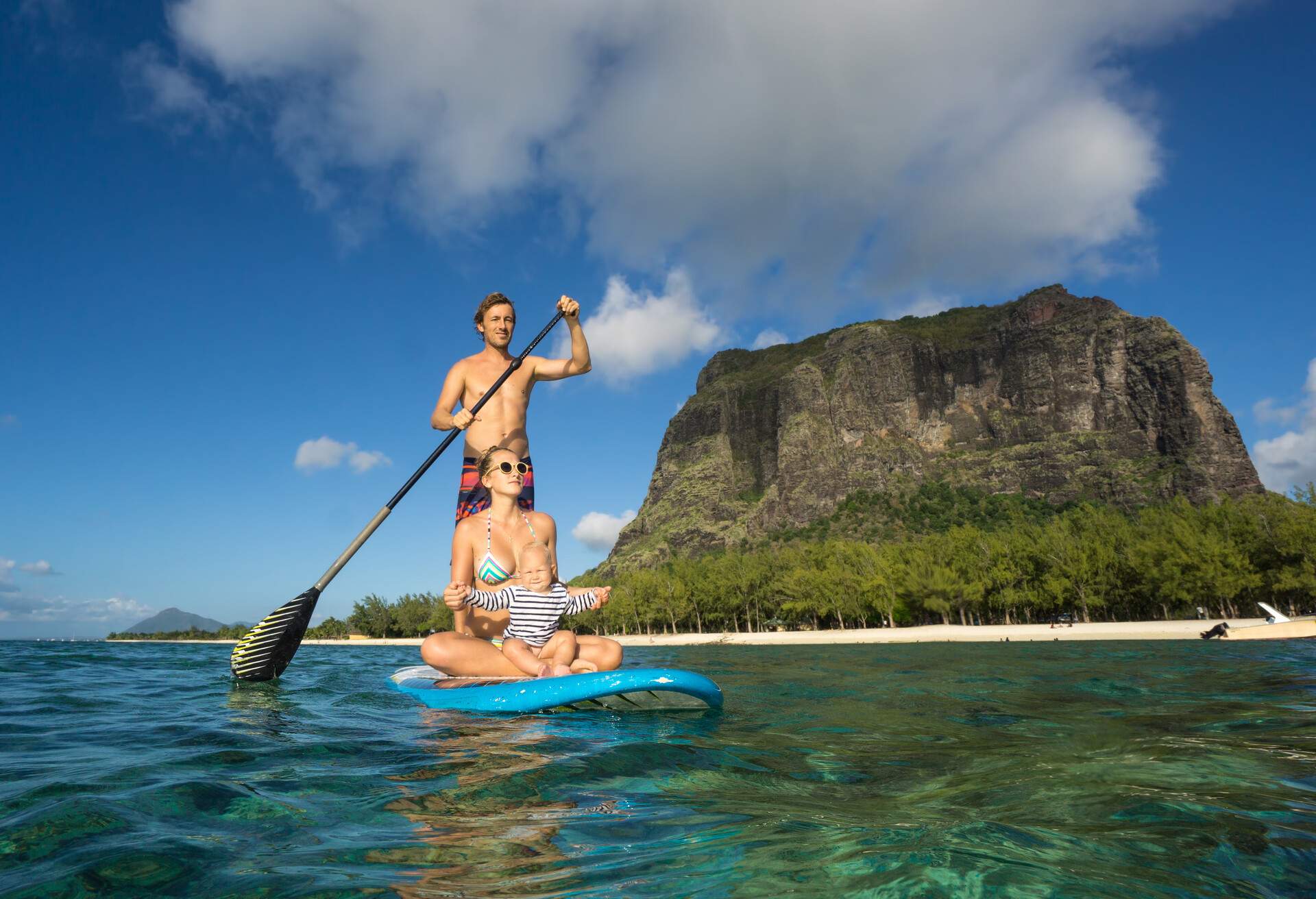 DEST_MAURITIUS_PADDLEBOARD_GETTYIMAGES_507837892